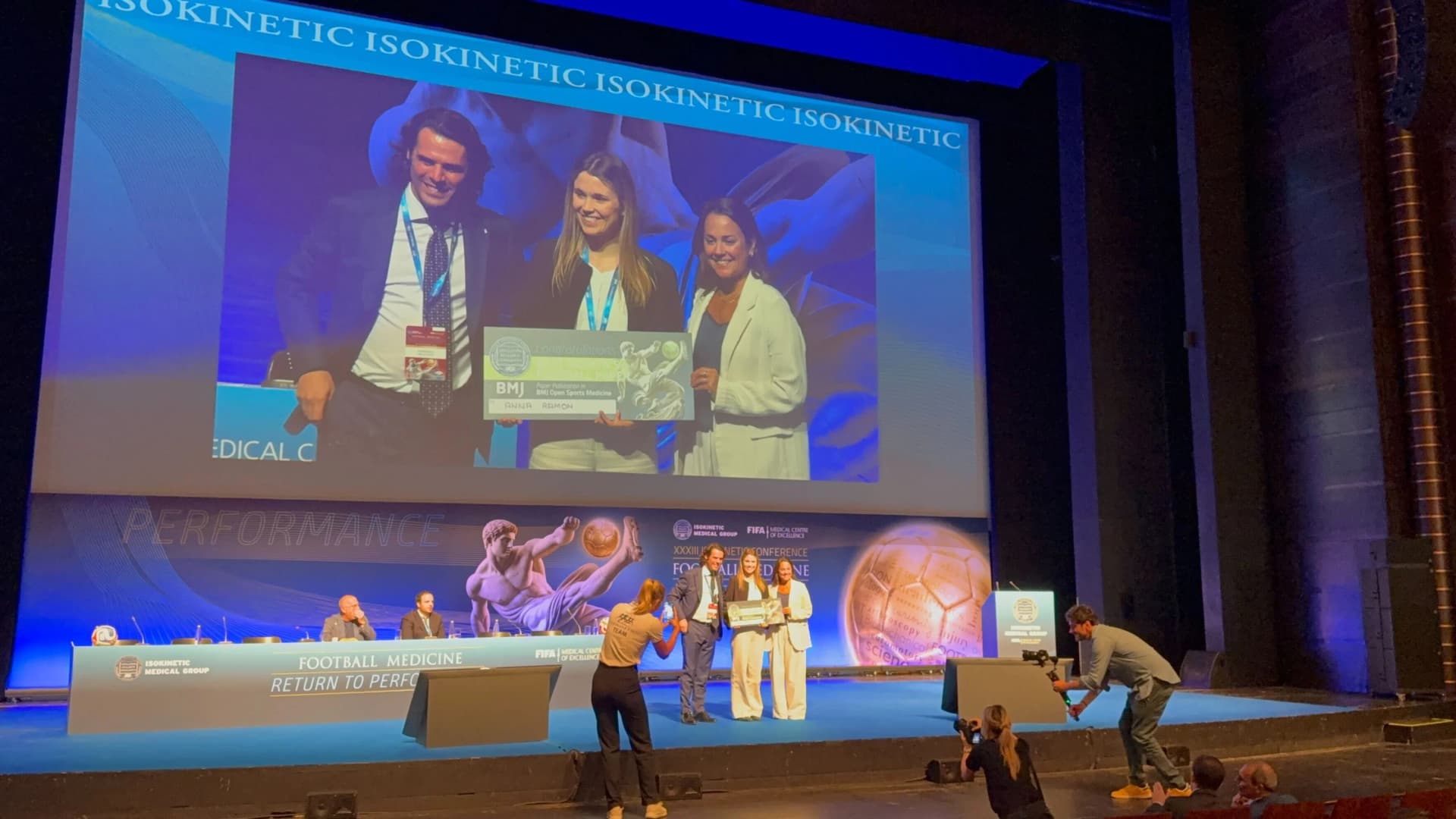 Equipo de Made of Genes en el escenario durante la ceremonia de premios de la Isokinetic Conference 2026
