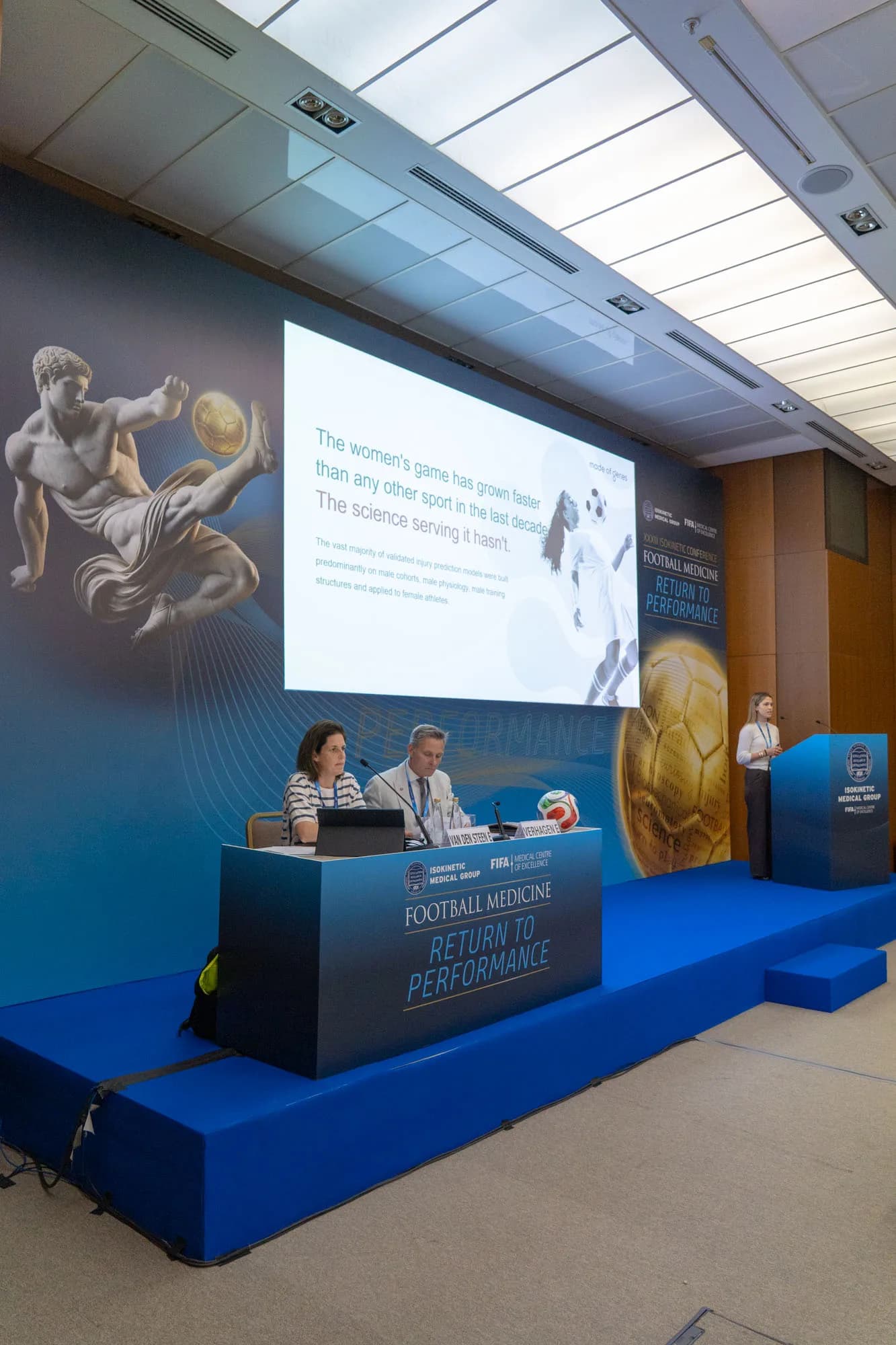 Presentación de Made of Genes en la Isokinetic Conference 2026 destacando que el fútbol femenino ha crecido más rápido que cualquier otro deporte en la última década, mientras que la ciencia que lo acompaña no lo ha hecho