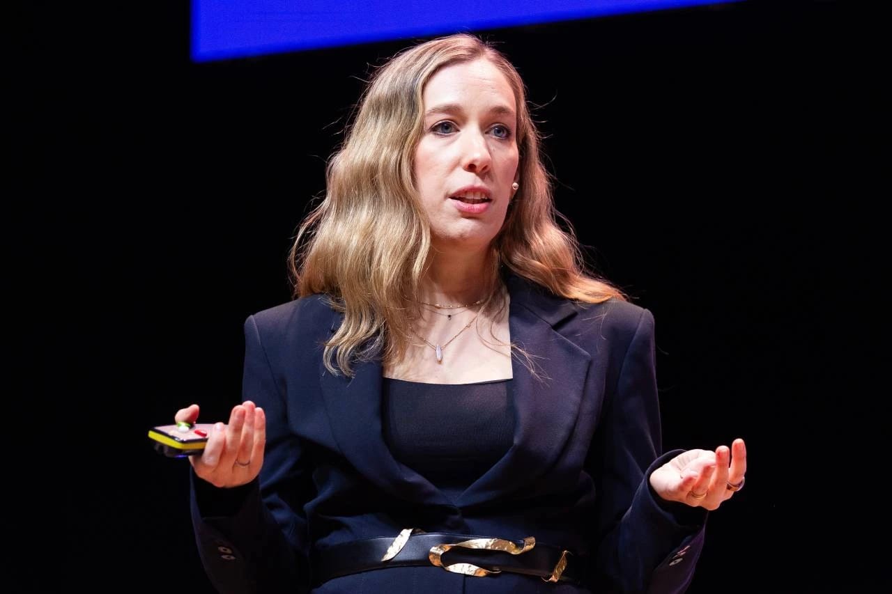 Laura Isús, CEO de Made of Genes, presentando en Sports Tomorrow Congress